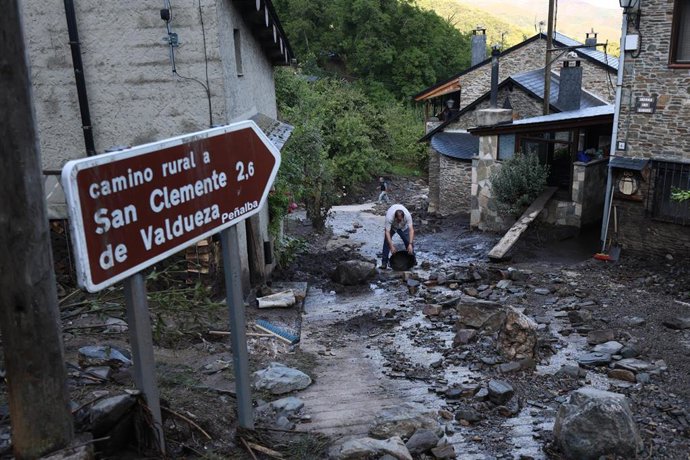 Calles cubiertas de lodo como consecuencia de la riada producida en la tarde del sábado 15 de agosto, a 16 de agosto de 2026, en Manzaneda de Valdueza, Ponferrada, León, Castilla y León (España).