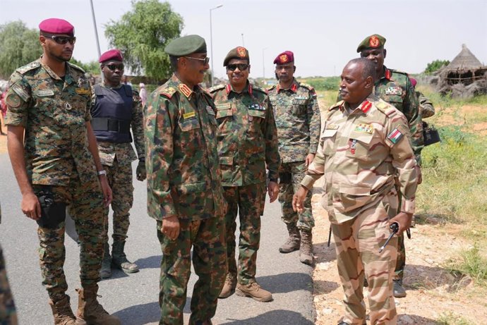 Archivo - Arquivo - EL OBEID, 28 de setembro de 2025  -- Esta foto, tirada com um celular em 27 de setembro de 2025, mostra o presidente do Conselho Soberano de Transição do Sudão e comandante das Forças Armadas Sudanesas (SAF), Abdel Fattah Al-Burhan (3º