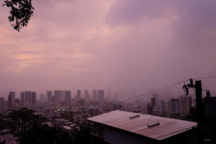 15 de agosto de 2026, Honolulu, Havaí, EUA: As faixas externas de chuva do furacão Lala chegam a Honolulu ao pôr do sol do dia 15 de agosto de 2026, enquanto o olho da tempestade passa ao sul de South Point, na Ilha Grande — o ponto mais ao sul dos EUA. A