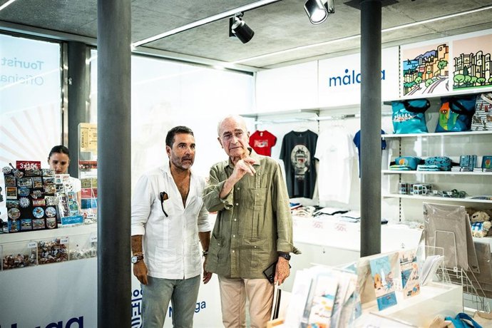 El alcalde de Málaga, Francisco de la Torre, en su visita este domingo la Oficina de Turismo de la plaza de la Marina.