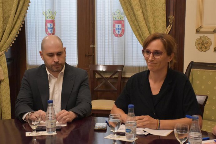 La ministra de Sanidad, Mónica García (d), acompañada del delegado del Gobierno en Ceuta, Miguel Ángel Pérez (i), es recibida por el presidente de Ceuta, a 16 de agosto de 2026, en Ceuta (España). La ministra de Sanidad visita la Ciudad Autónoma de Ceuta 