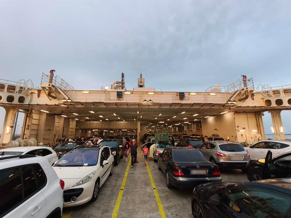 Varias personas y vehículos en el ferry procedente de Málaga esperan a que reabran la frontera, a 31 de julio de 2026, en Melilla (España). 