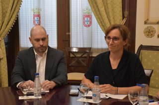 La ministra de Sanidad, Mónica García (d), acompañada del delegado del Gobierno en Ceuta, Miguel Ángel Pérez (i), es recibida por el presidente de Ceuta, a 16 de agosto de 2026, en Ceuta (España). La ministra de Sanidad visita la Ciudad Autónoma de Ceuta 