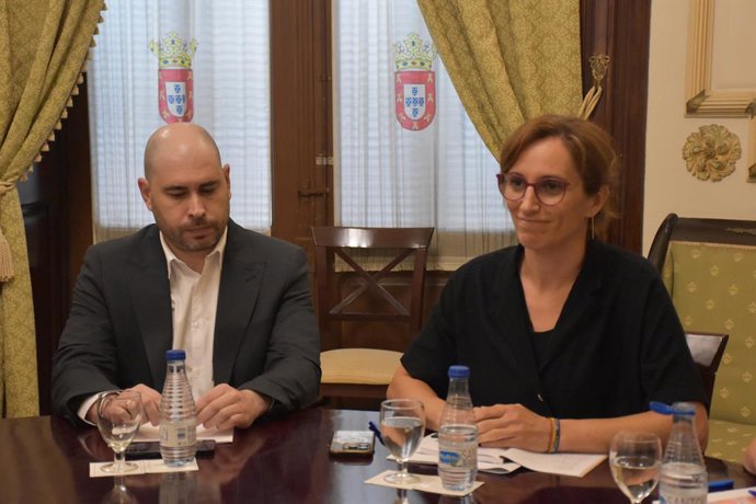 La ministra de Sanidad, Mónica García (d), acompañada del delegado del Gobierno en Ceuta, Miguel Ángel Pérez (i), es recibida por el presidente de Ceuta, a 16 de agosto de 2026, en Ceuta (España). La ministra de Sanidad visita la Ciudad Autónoma de Ceuta 
