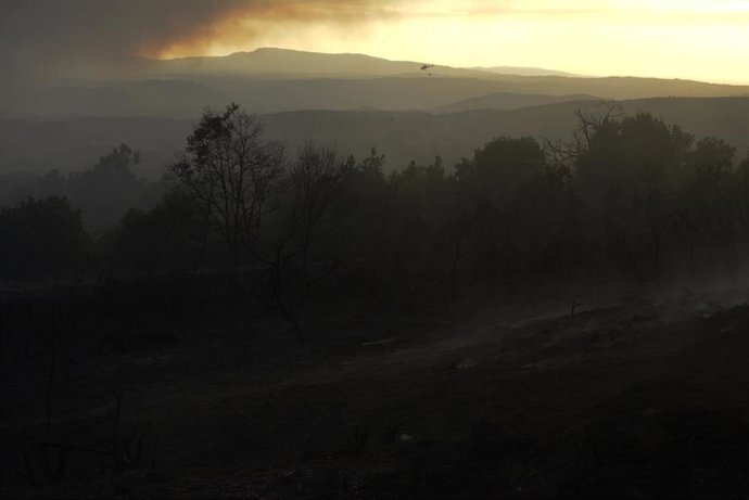 Helicóptero durante las labores de extinción de un incendio forestal, a 15 de agosto de 2026, en O Riós, Ourense, Galicia (España).