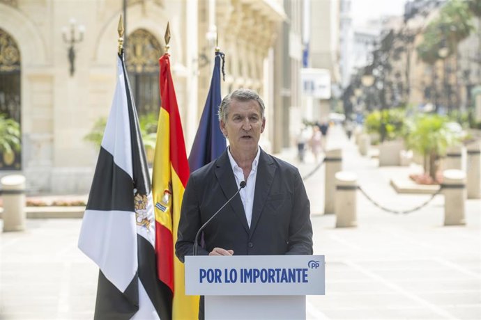 El presidente del Partido Popular, Alberto Núñez Feijóo, ofrece declaraciones a los medios, a 1 de agosto de 2026, en Ceuta (España). Feijóo se ha reunido con el presidente de la ciudad autónoma de Ceuta para analizar la crisis migratoria de los últimos d