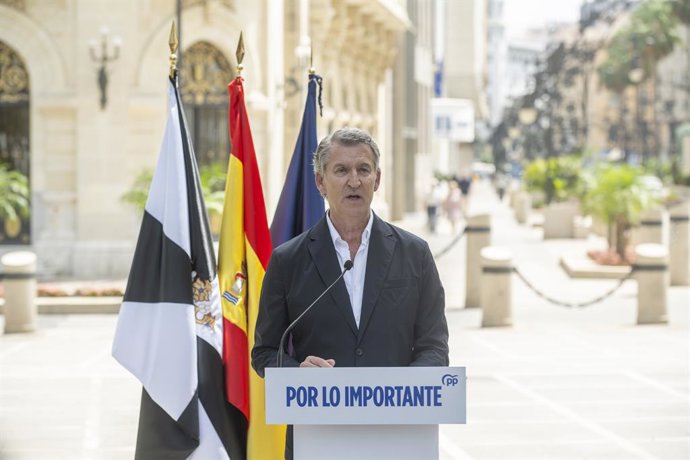 O presidente do Partido Popular, Alberto Núñez Feijóo, concede declarações à imprensa, em 1º de agosto de 2026, em Ceuta (Espanha). Feijóo se reuniu com o presidente da cidade autônoma de Ceuta para analisar a crise migratória dos últimos d