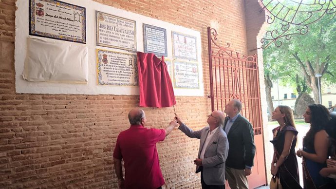 Ciudad Real reconoce a la ganadería Víctor y Marín con un azulejo en la Plaza de Toros