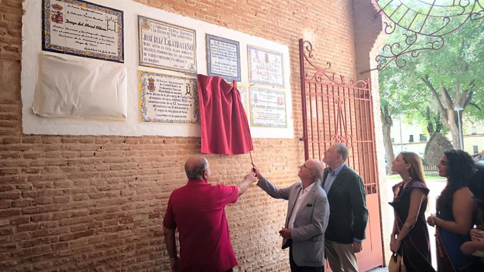 Ciudad Real reconoce a la ganadería Víctor y Marín con un azulejo en la Plaza de Toros