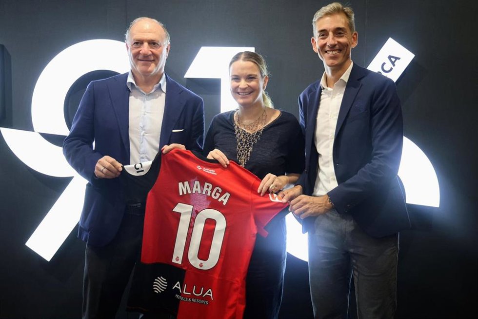 La presidenta del Govern, Marga Prohens, antes del partido del RCD Mallorca y el Real Valladolid