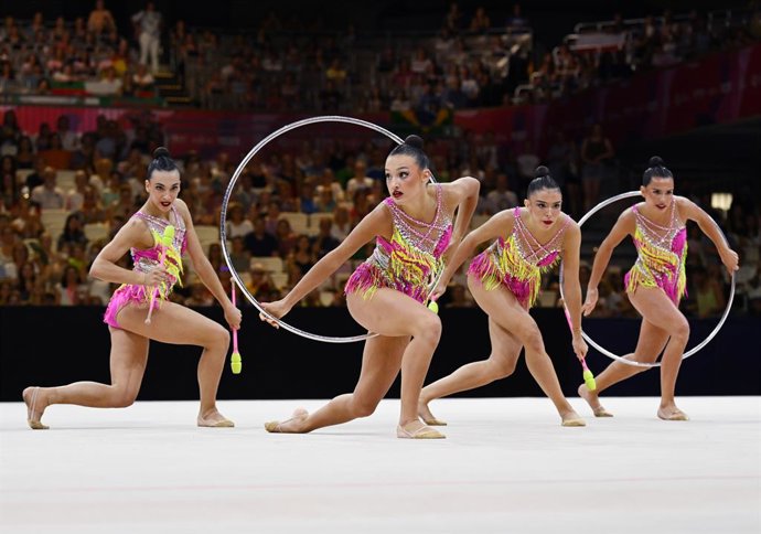 15 de agosto de 2026, Hesse, Frankfurt/M.: A equipe espanhola se apresenta durante a final do individual geral feminino do Campeonato Mundial de Ginástica Rítmica, em Frankfurt. Foto: Marijan Murat/dpa