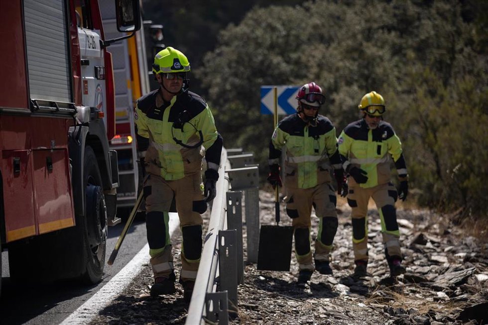 Bomberos trabajan en el incendio de Niebla en el término municipal de Berrocal (Huelva).