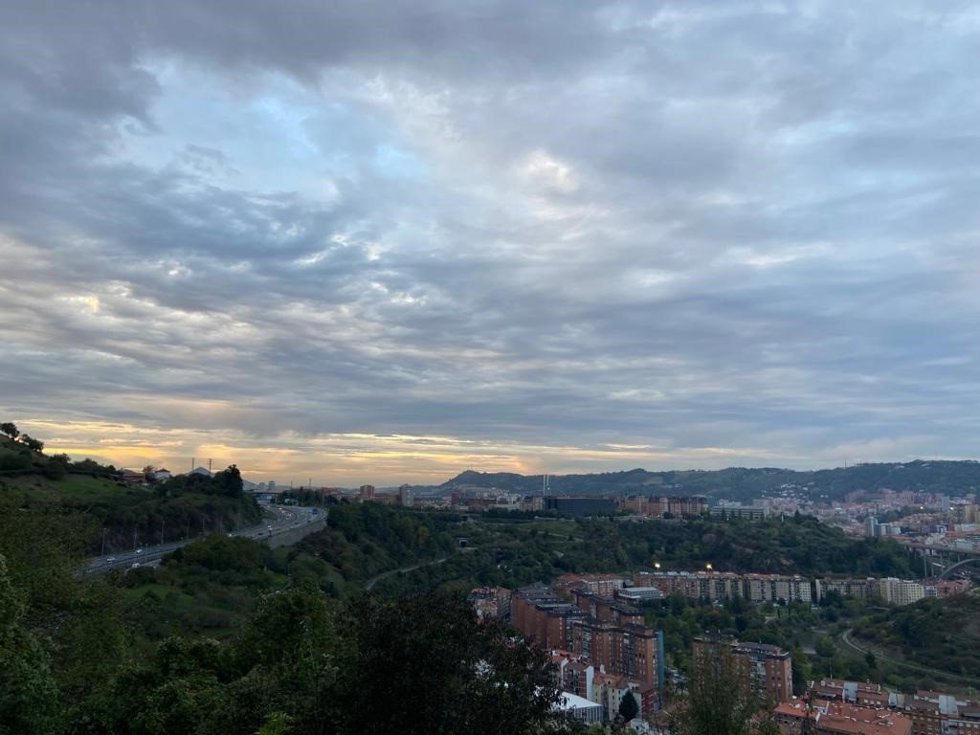 Archivo - Nubes y claros en Bilbao