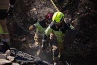 Un total de 135 profesionales y ocho medios aéreos trabajan para el control del incendio de Niebla (Huelva)