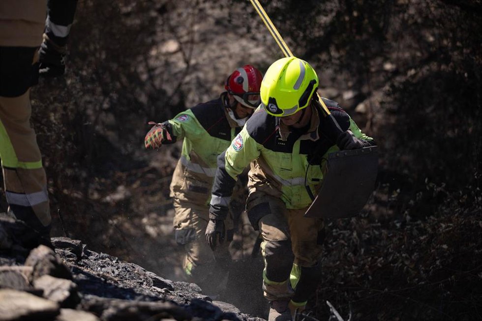 Bomberos trabajan en el incendio de Niebla en el término municipal de Berrocal (Huelva).