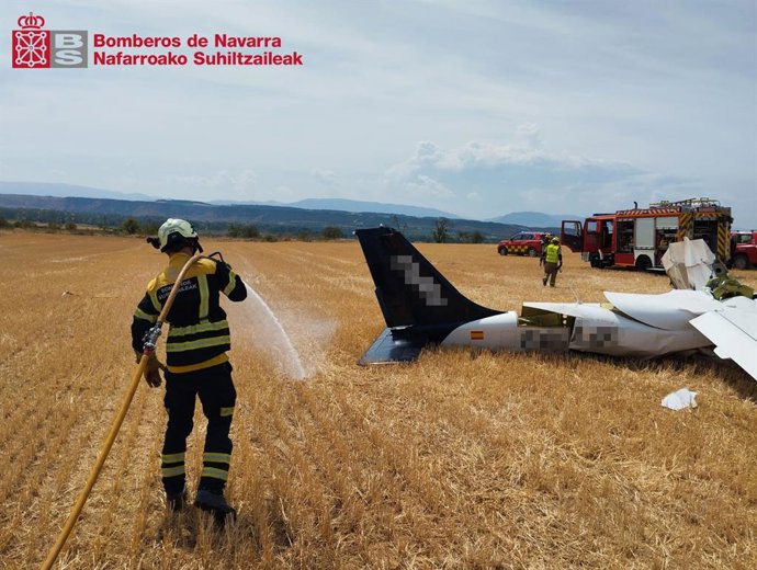 Un bombero junto a la avioneta estrellada en Viana.