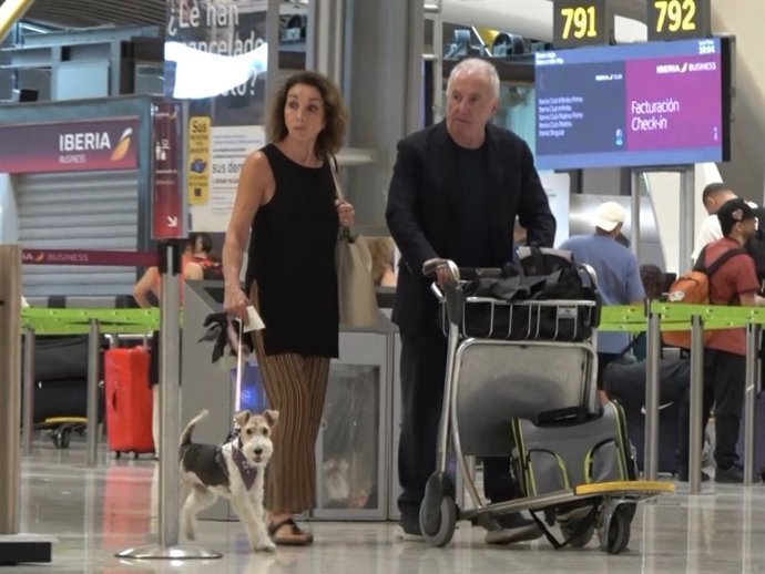 Ana Belén y Víctor Manuel, escapada de verano con su fiel compañero