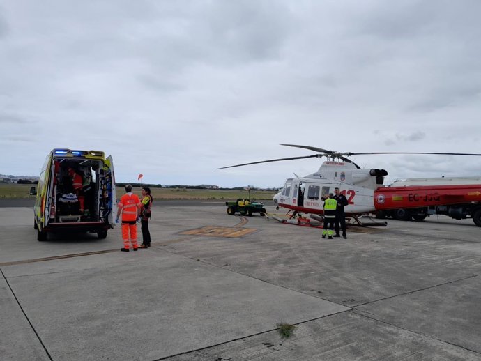 El helicóptero medicalizado del Gobierno de Cantabria en las inmediaciones del suceso, en Pesaguero.