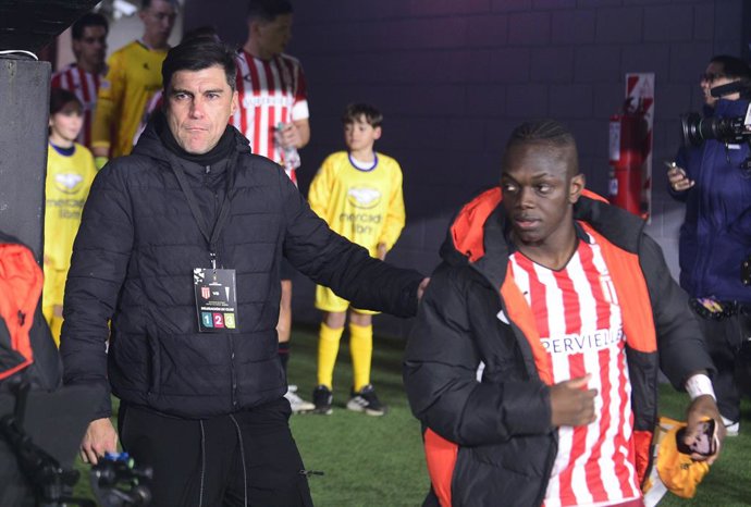 Futbol, Estudiantes de La Plata vs Universidad Catolica  Copa Libertadores 2026. El entrenador de Estudiantes de La Plata , Alexander Medina, es fotografiado durante el partido de la Copa Libertadores contra Universidad Catolica realizado en el Estadio