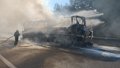 Un incendio en un autobús con pasajeros se propaga al monte en San Cristovo de Cea y obliga a cortar la AG-53