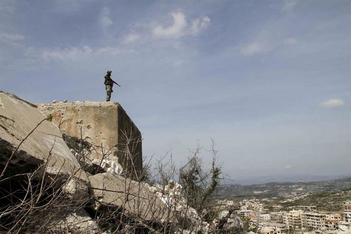 Archivo - Imagen de un militar sirio apostado en Latakia 