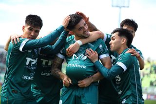 Futbol, Santiago Wanderers vs Deportes Puerto Montt  Fecha 21, Liga de Ascenso 2026,  El jugador de Santiago Wanderers Marcos Camarda, celebra con sus companeros, tras marcar un gol contra Deportes Puerto Montt, durante un partido de la Liga de Ascenso,