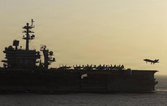 Archivo - Arquivo - 19 de abril de 2026, Mar Arábico, águas internacionais: O porta-aviões da Marinha dos EUA da classe Nimitz, USS Abraham Lincoln, participa da operação de bloqueio de navios que passam pelo Estreito de Ormuz, sob ordens do presidente do