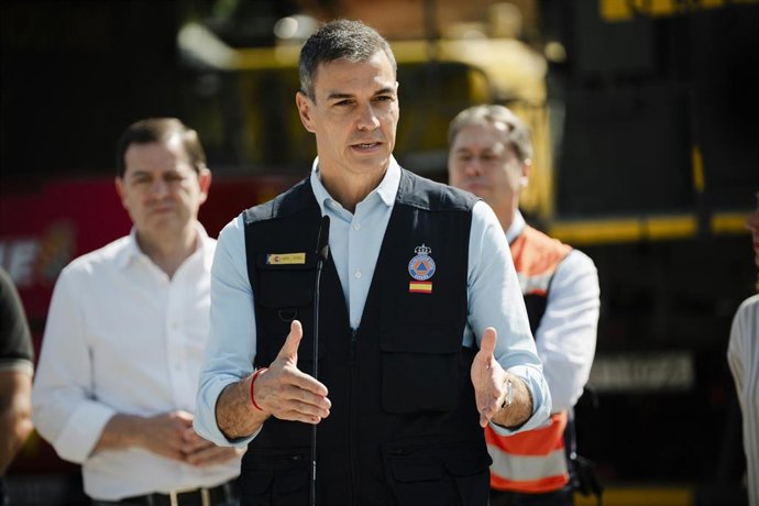 El presidente del Gobierno, Pedro Sánchez, ofrece declaraciones a los medios durante una visita al Puesto de Mando Avanzado por el incendio forestal de Burgohondo, a 30 de julio de 2026, en Navaluenga, Ávila, Castilla y León (España). El incendio forestal