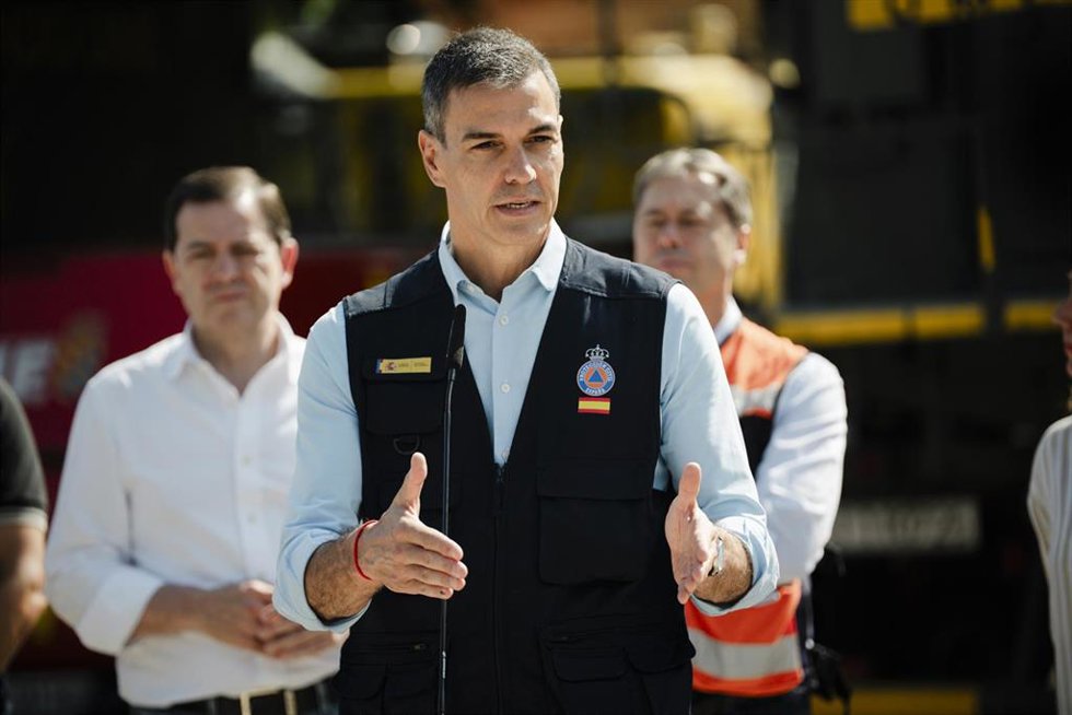 El presidente del Gobierno, Pedro Sánchez, ofrece declaraciones a los medios durante una visita al Puesto de Mando Avanzado por el incendio forestal de Burgohondo, a 30 de julio de 2026, en Navaluenga, Ávila, Castilla y León (España). El incendio forestal