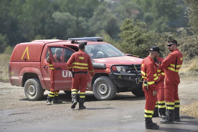 Militares de la UME durante las labores de extinción de un incendio forestal, a 16 de agosto de 2026, en Las Peñas de Riglos, Huesca, Aragón (España). El operativo desplazado al incendio forestal de Las Peñas de Riglos (Huesca) alcanza este domingo la cif