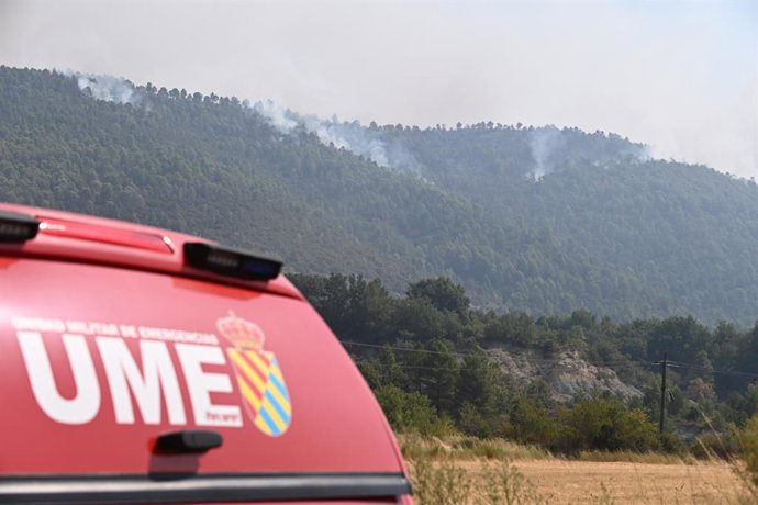 Colunas de fumaça durante as operações de combate a um incêndio florestal, em 14 de agosto de 2026, em Las Peñas de Riglos, Hoya de Huesca, Huesca, Aragão (Espanha). O incêndio, que começou às 12h37 desta segunda-feira em Las Peñas de Riglos (Huesca), já 