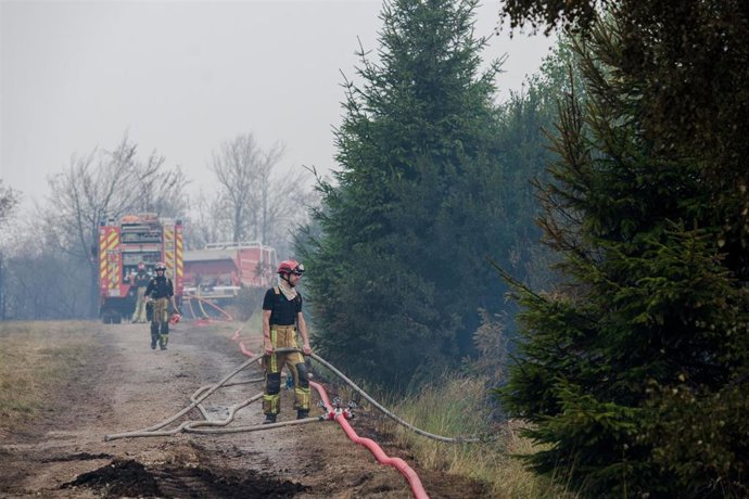 Bomberos combaten el gran incendio declarado en la región belga de Hautes Faugnes (Altos Pantanos)