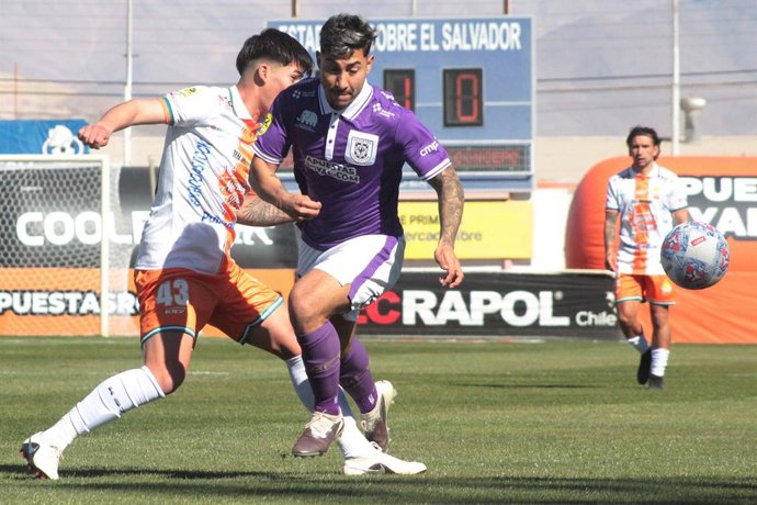 Futbol, Cobresal vs Deportes Concepcion Fecha 19, Liga de Primera 2026 El jugador de Cobresal , Victor Campos, izquierda,  disputa el balon contra XXX de Deportes Concepcion, durante el partido disputado en el estadio El Cobre en El Salvador,