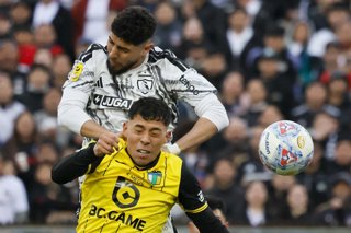 Futbol, Colo Colo vs O’Higgins. Fecha 19, Liga de Primera 2026. El jugador de Colo Colo Maximiliano Romero, izquierda, disputa el balon con Felipe Faundez de O’Higgins durante el partido de la liga de primera realizado en el estadio Monumental de
