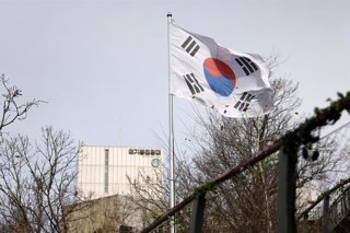 Archivo - November 16, 2025, Gimpo, Gyeonggi, South Korea: The South Korean flag at the Aegibong Peace Ecopark Starbucks, directly across from the North Korean border, in Gimpo, South Korea.