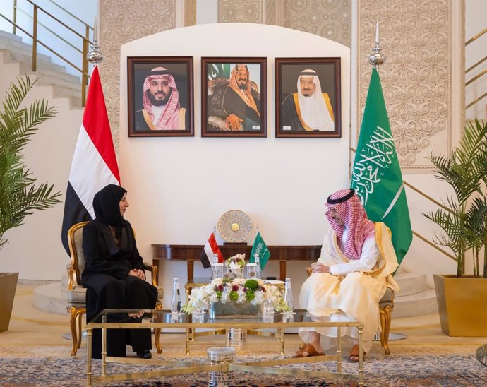 A ministra das Relações Exteriores do Iêmen, Afrah al Zouba, conversa com seu homólogo da Arábia Saudita, Faisal bin Farhan