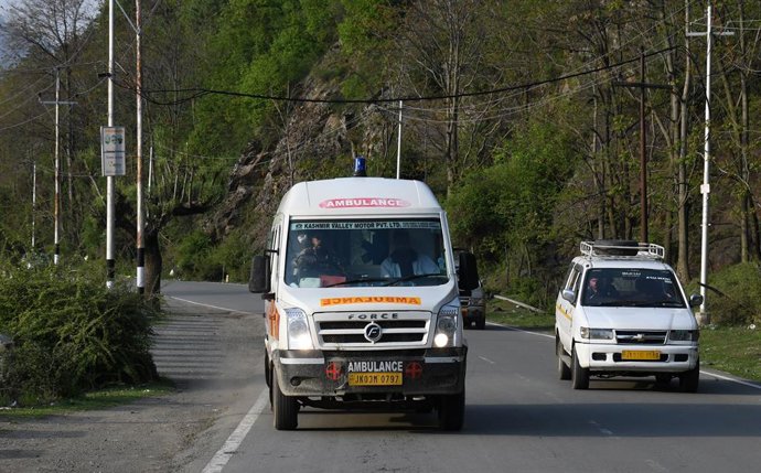 Archivo - Arquivo - 22 de abril de 2025, Anantnag, Jammu e Caxemira, Índia: Uma ambulância transporta turistas feridos após um ataque de militantes contra turistas em Pahalgam, em 22 de abril de 2025