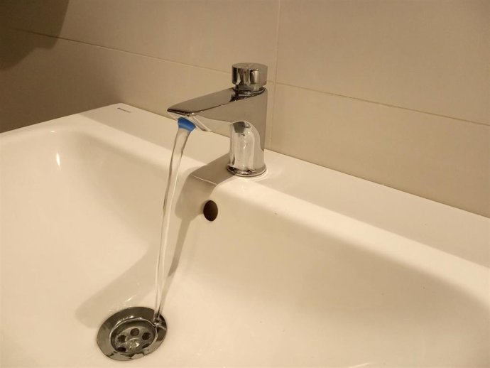 Archivo - Grifo con agua