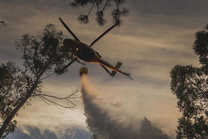 Un helicóptero trabaja en las labores de extinción, a 14 de agosto, en Lousame.