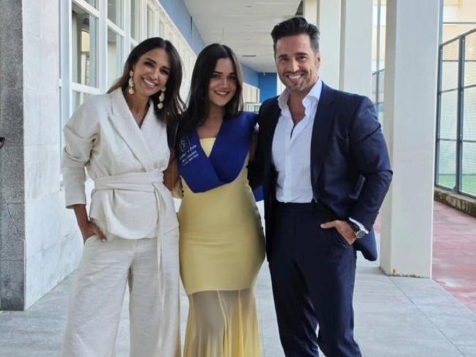 Daniella Bustamante, con sus padres en su graduación de Bachillerato el pasado mes de mayo