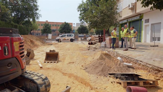 El alcalde de Sevilla, José Luis Sanz, supervisando las obras de rehabilitación de la calle Artesanos Peluqueros en el Distrito Macarena