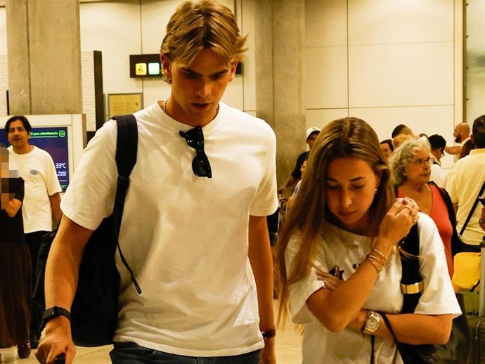 Miguel Urdangarín y Olympia Beracasa a su regreso este domingo a Madrid
