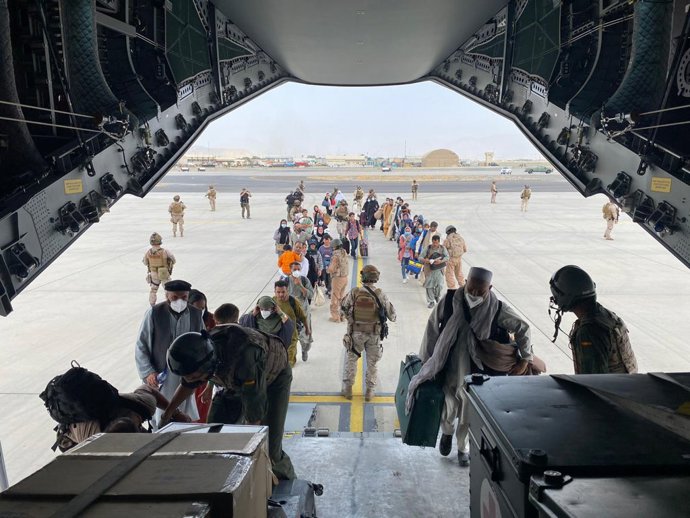 Archivo - Un grupo de repatriados españoles sube al avión A400M enviado por el Gobierno de España para evacuarlos de Kabul, a 18 de agosto de 2021, en Kabul, (Afganistán). 