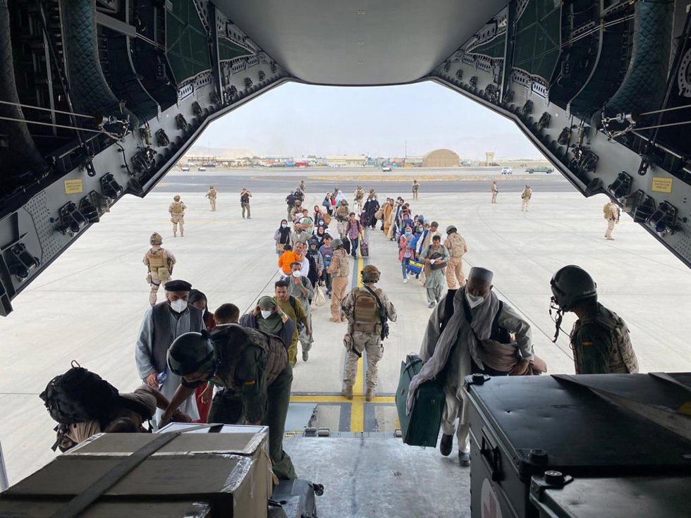 Archivo - Un grupo de repatriados españoles sube al avión A400M enviado por el Gobierno de España para evacuarlos de Kabul, a 18 de agosto de 2021, en Kabul, (Afganistán).