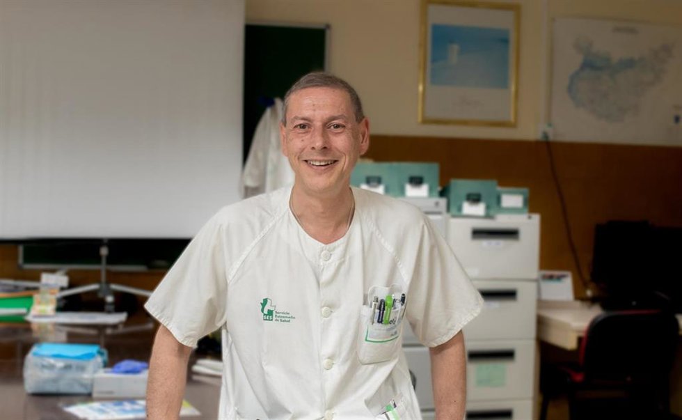 Archivo - El doctor Luis Miguel Luengo, responsable de la Unidad de Nutrición Clínica y Dietética del Hospital Universitario de Badajoz