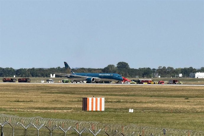 15 August 2026, Bavaria, Freising: A Vietnam Airlines plane is pictured after it landed back at Munich Airport shortly after takeoff (best possible quality).