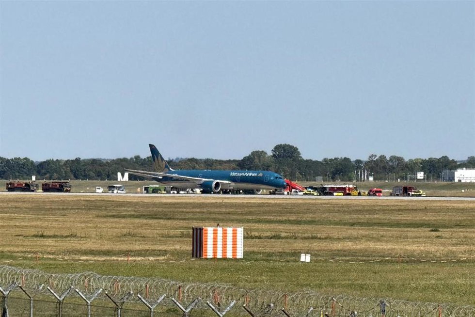 15 August 2026, Bavaria, Freising: A Vietnam Airlines plane is pictured after it landed back at Munich Airport shortly after takeoff (best possible quality).