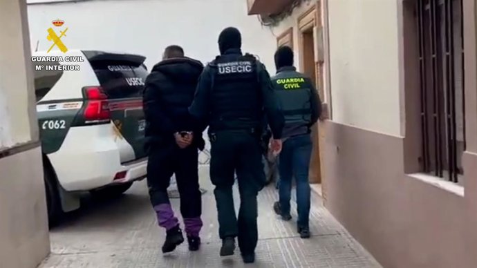 Archivo - Arquivo - Um dos familiares do suposto assassino de El Torrejón (Huelva), detido em Isla Cristina.
