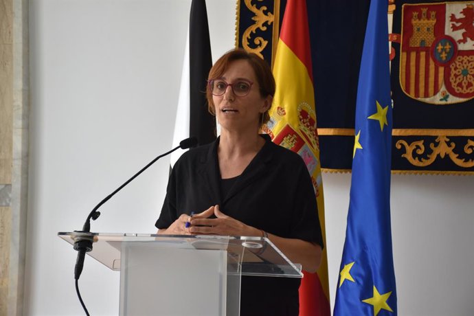 A ministra da Saúde, Mónica García, presta declarações à imprensa após sua reunião com o presidente de Ceuta, em 16 de agosto de 2026, em Ceuta (Espanha). A ministra da Saúde visita a Cidade Autônoma de Ceuta para conhecer em primeira mão a situa