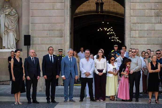 El alcalde de Barcelona, Jaume Collboni, el presidente del Parlament, Josep Rull, la consellera de Interior de la Generalitat, Núria Parlon, y familiares de las víctimas, durante el homenaje a las víctimas del atentado del 17A en su 9 aniversario
